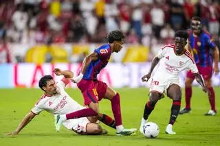 Suazo cuenta qué le dijo a Lamine Yamal tras verlo discutir con Kochorashvili en el Sevilla-Barça: "Que estuviera tranquilo, no había necesidad de calentar ninguna situación"
