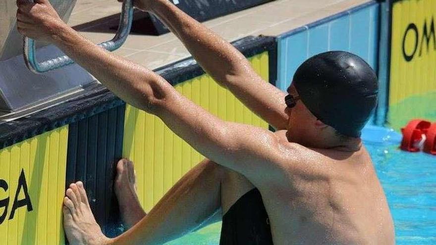 El nadador coruñés, en el momento de realizar una salida de una prueba de espalda.