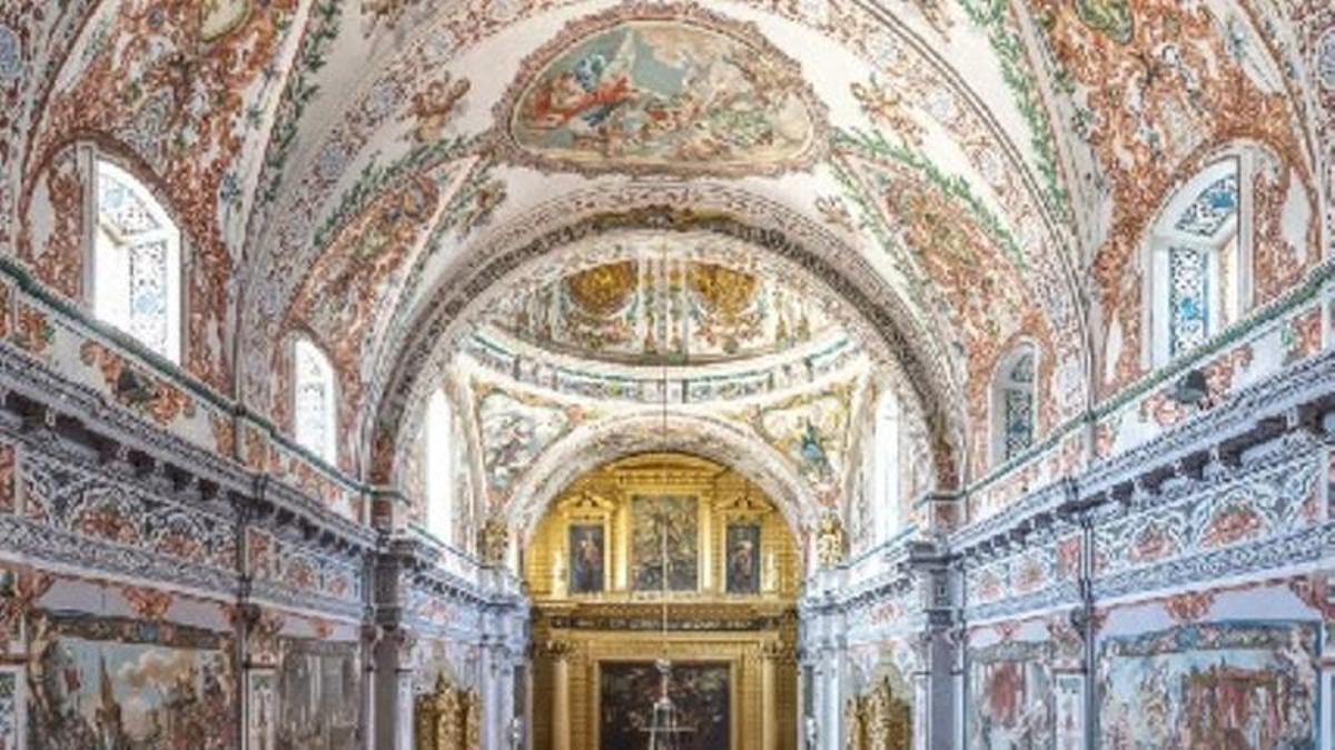 Vista general de los frescos y ornamentación de la Iglesia de los Venerables