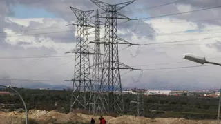 La eléctricas confían en la influencia del Gobierno sobre Competencia para lograr más dinero por sus redes