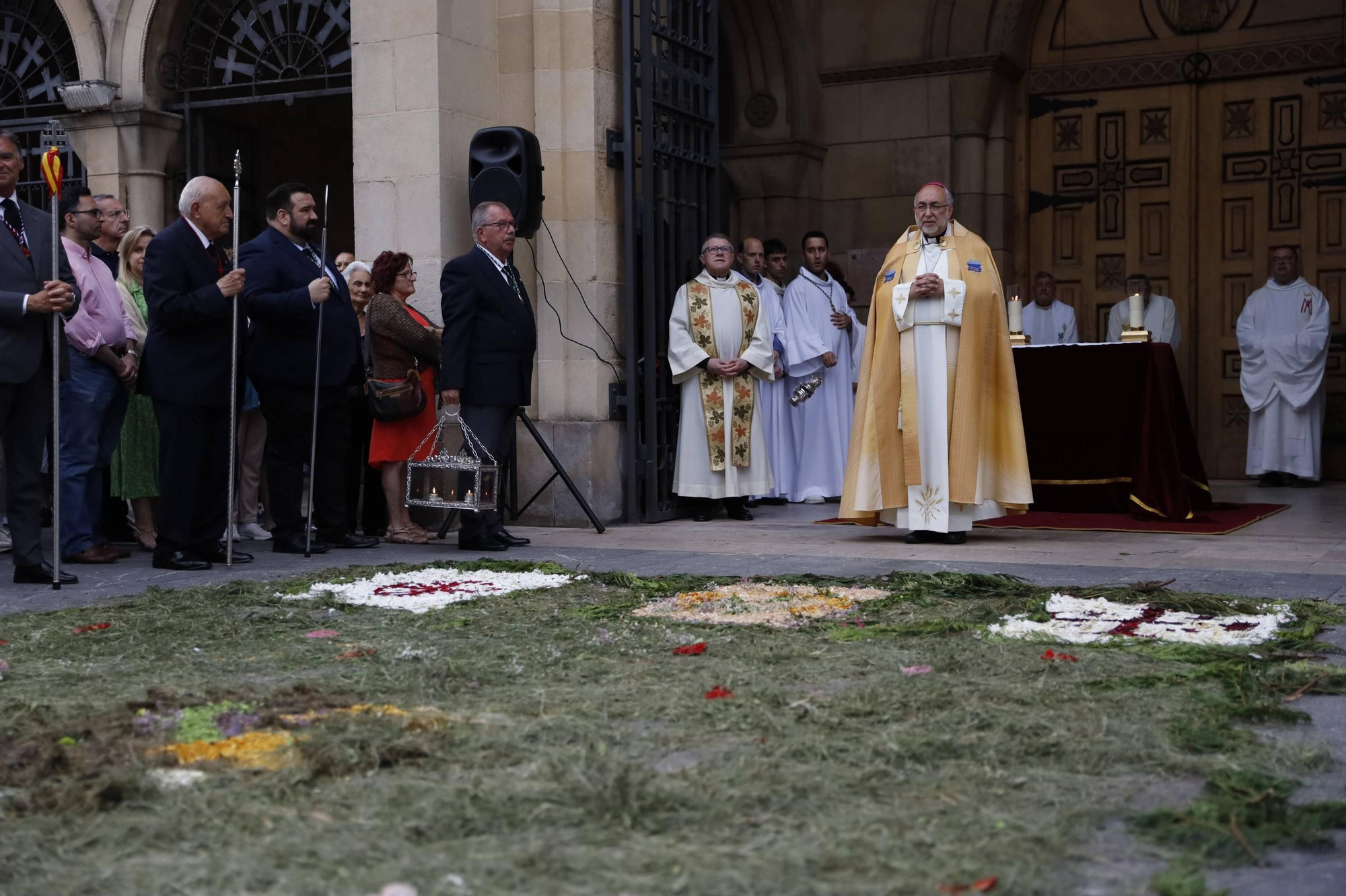 Pétalos, incienso, niños... así fue la procesión del Corpus Christi en Gijón (en imágenes)