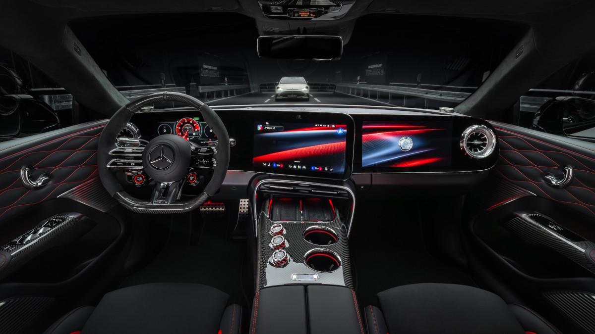 El interior mezcla pantallas grandes, volante AMG y una consola muy protagonista, pensada para tener los ajustes clave siempre a mano.