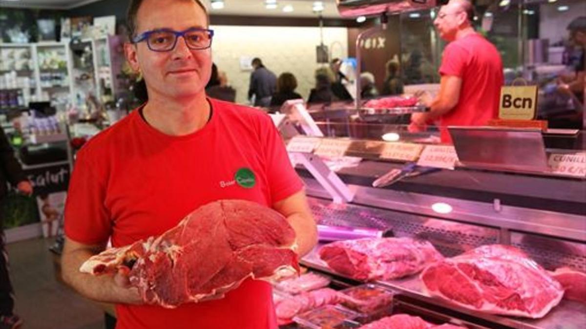 Juan Antonio Ortiz, en su carnicería del mercado de Provençals.