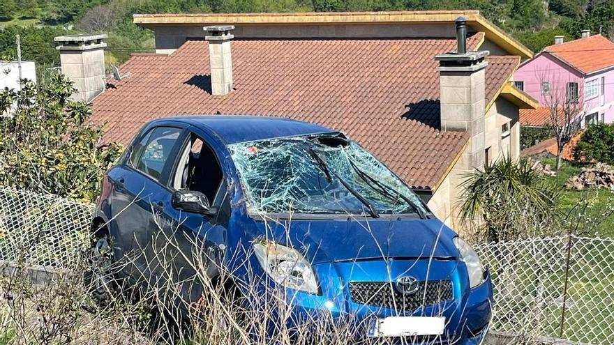 Dos jóvenes salvan la vida tras volcar su coche en Cangas por el impacto de otro