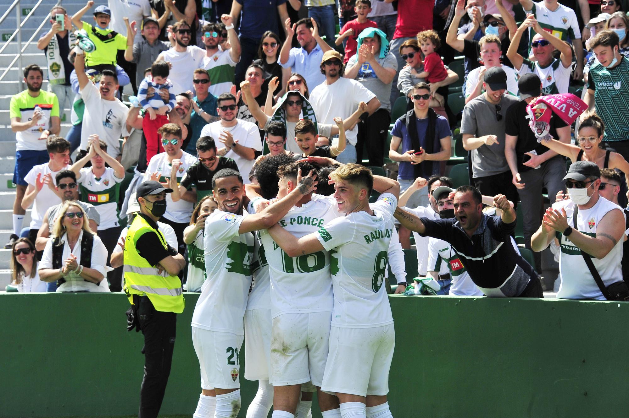 El Elche abraza la permanencia (3-0)