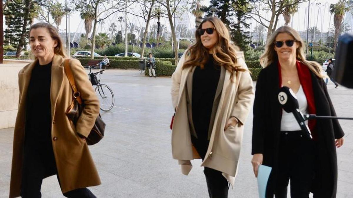 Las hermanas Corbín Barberá a su llegada a la Ciudad de la Justicia.