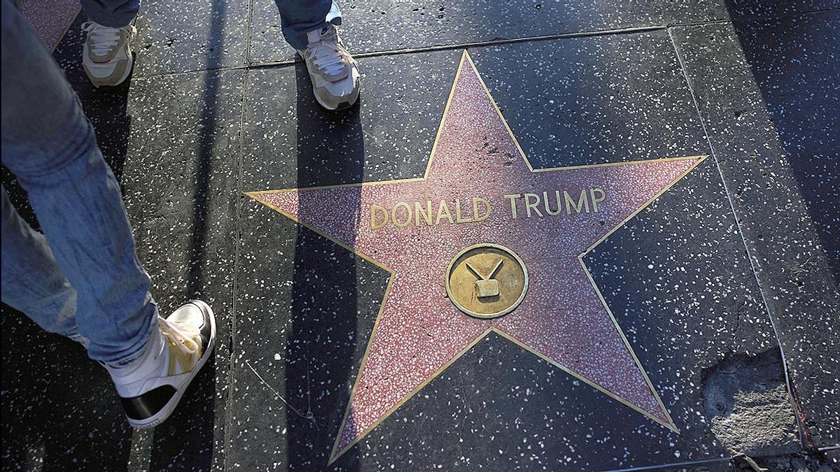 Turistas se toman fotos con la estrella de Donald Trump en el Paseo de la Fama de Hollywood en Los Ángeles, el viernes 4 de abril de 2025.