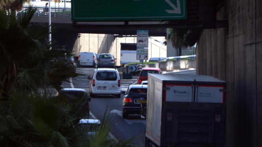 Una sortida de la Ronda de Dalt de Barcelona amb el cartell de Zona de Baixes Emissions