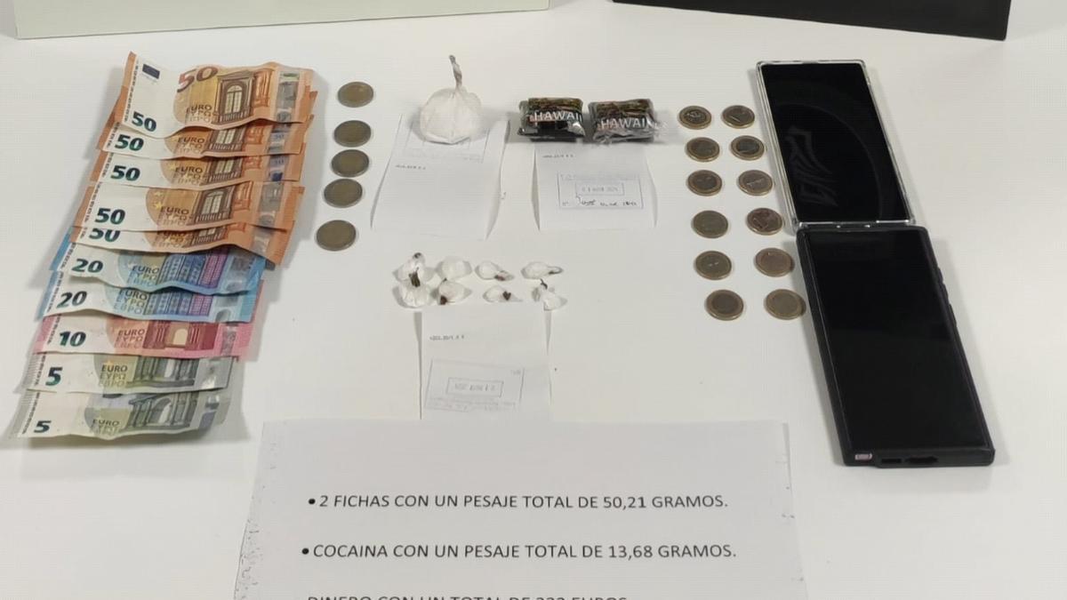 Imagen de las sustancias y objetos incautadas durante el registro por la Policía Local de Santa Lucía de Tirajana.