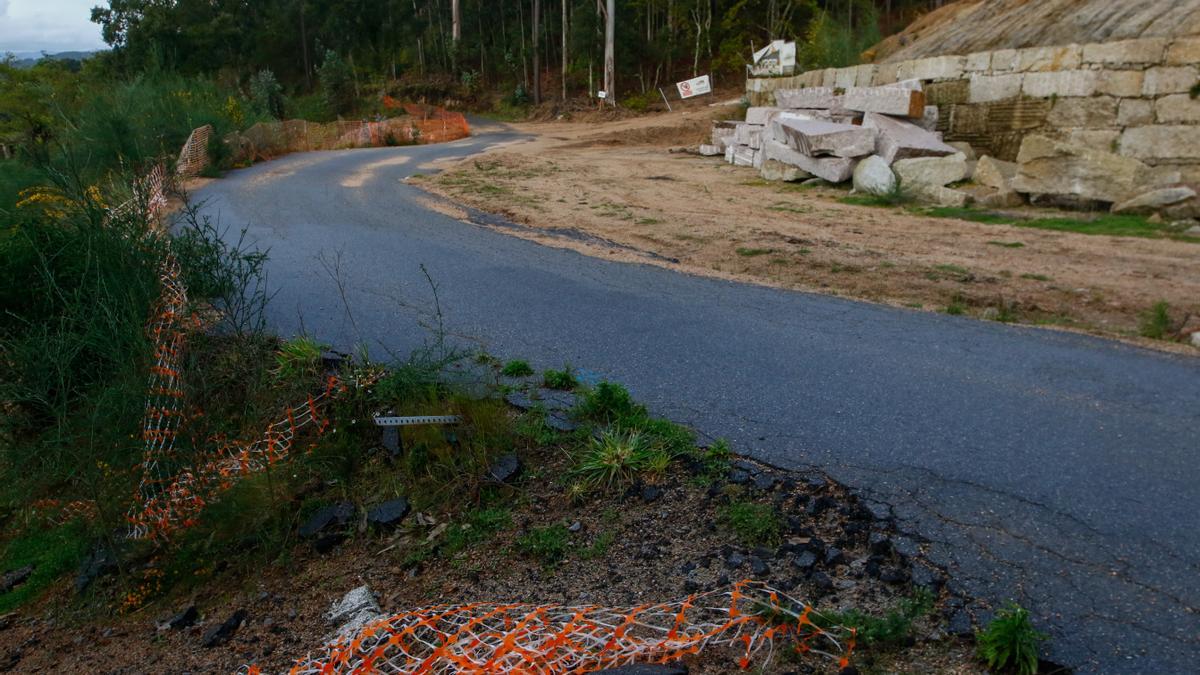 Una pista vecinal, en mal estado tras las obras de urbanización