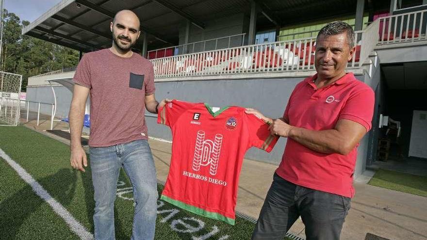 Mateo Bastos fue presentado ayer por Toño Camba en el estadio municipal. // Bernabé/Cris M.V.