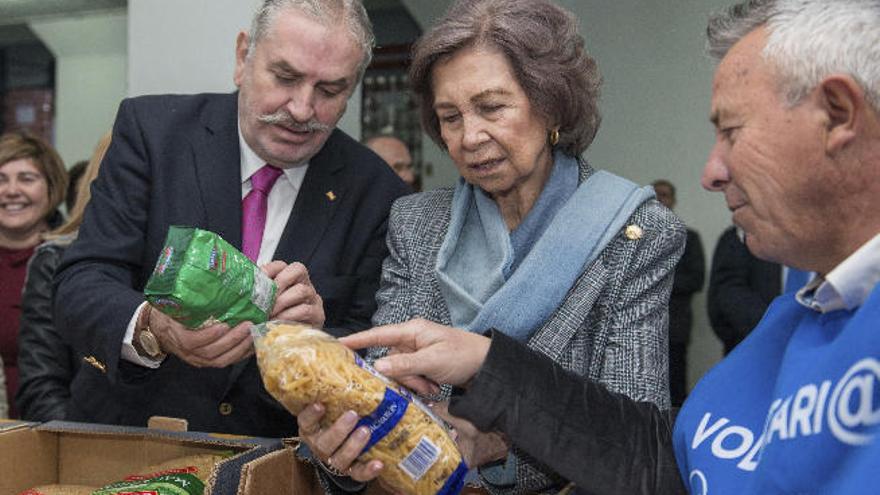 Doña Sofía visita el Banco de Alimentos