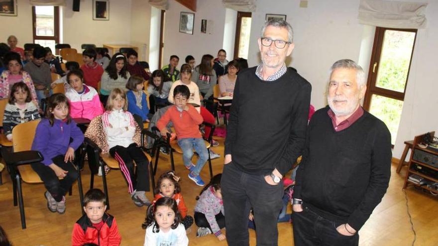 Xosé Cobas y Xabier Docampo, ayer, junto a los alumnos en Santa Eulalia de Oscos.