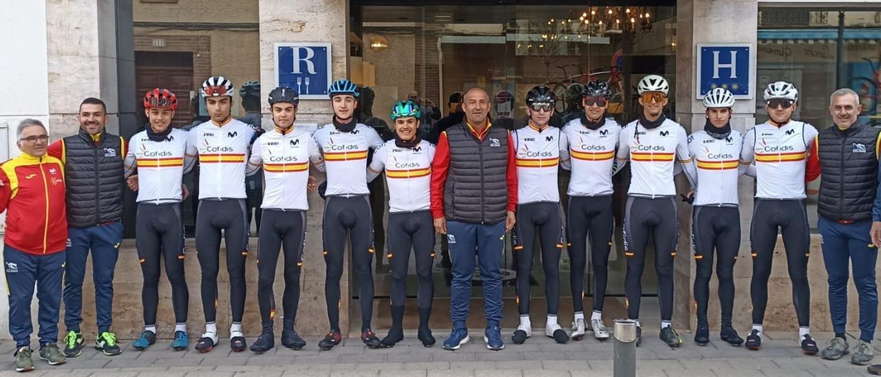 Pablo Lospitao, cuarto por la derecha, en una concentración con la selección española de ciclismo.