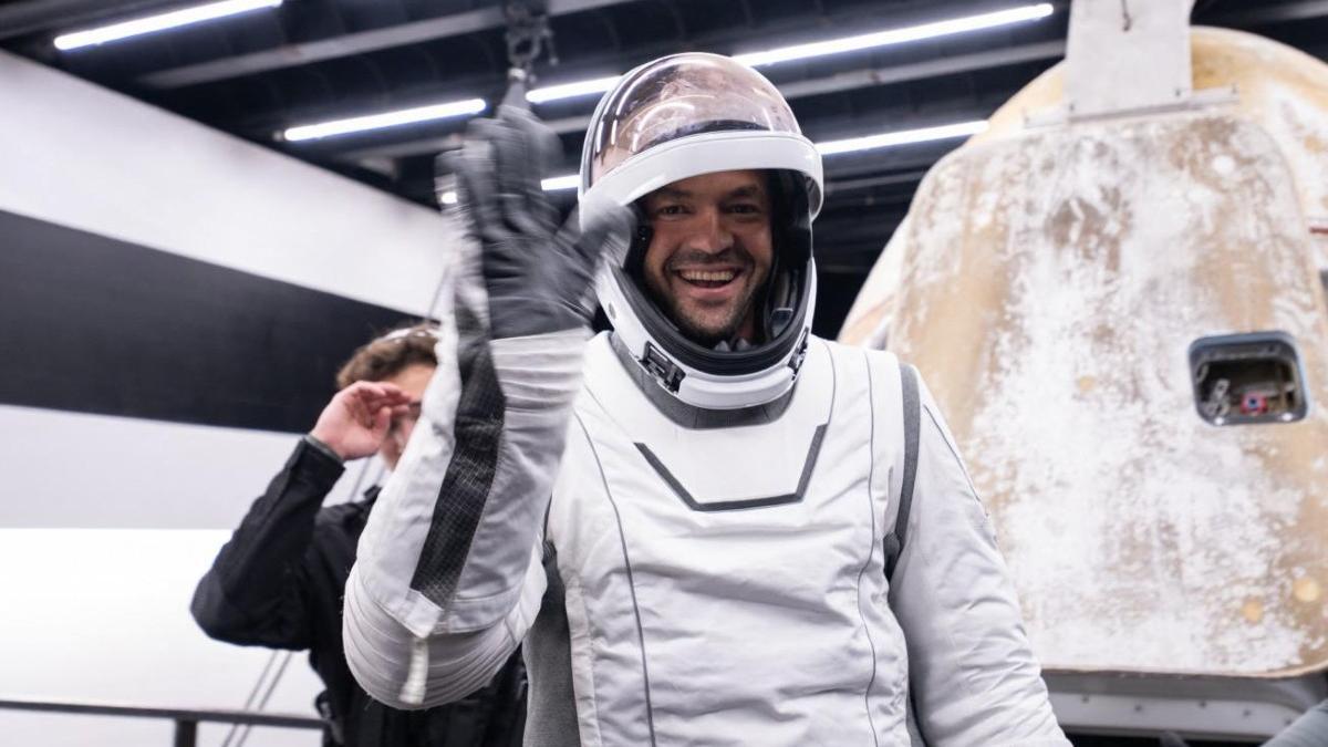 El multimillonario Jared Isaacman, poco antes de embarcarse en la misión privada Polaris Dawn al espacio.