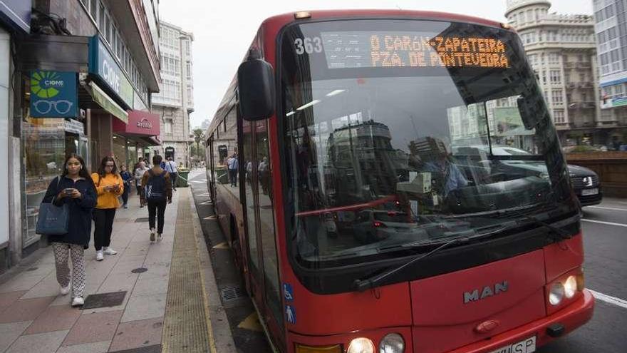 Un autobús urbano en la parada de la plaza de Pontevedra.