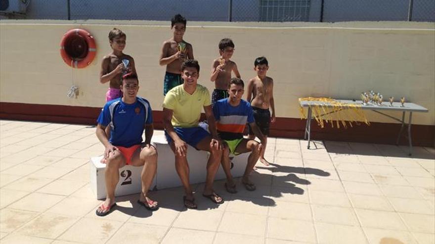 Los más jóvenes se lanzan hacia la victoria en el torneo de natación