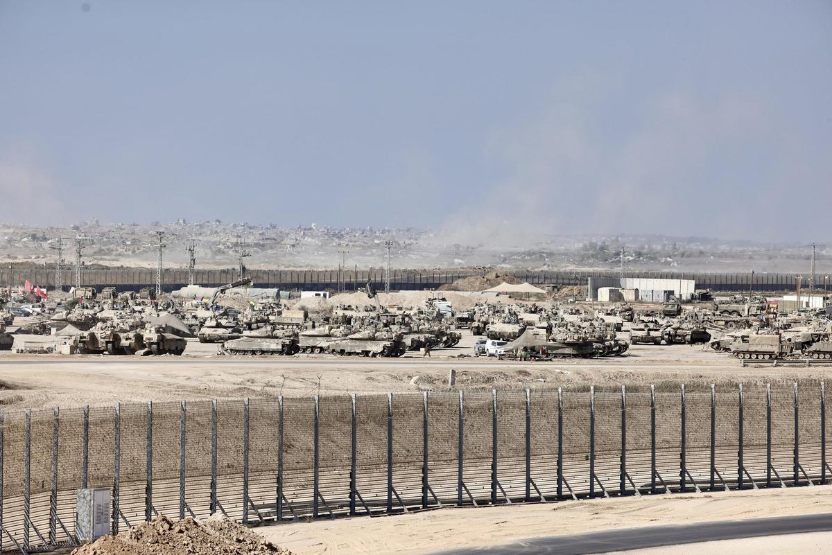 Vehículos militares israelíes cerca de la frontera de la Franja de Gaza
