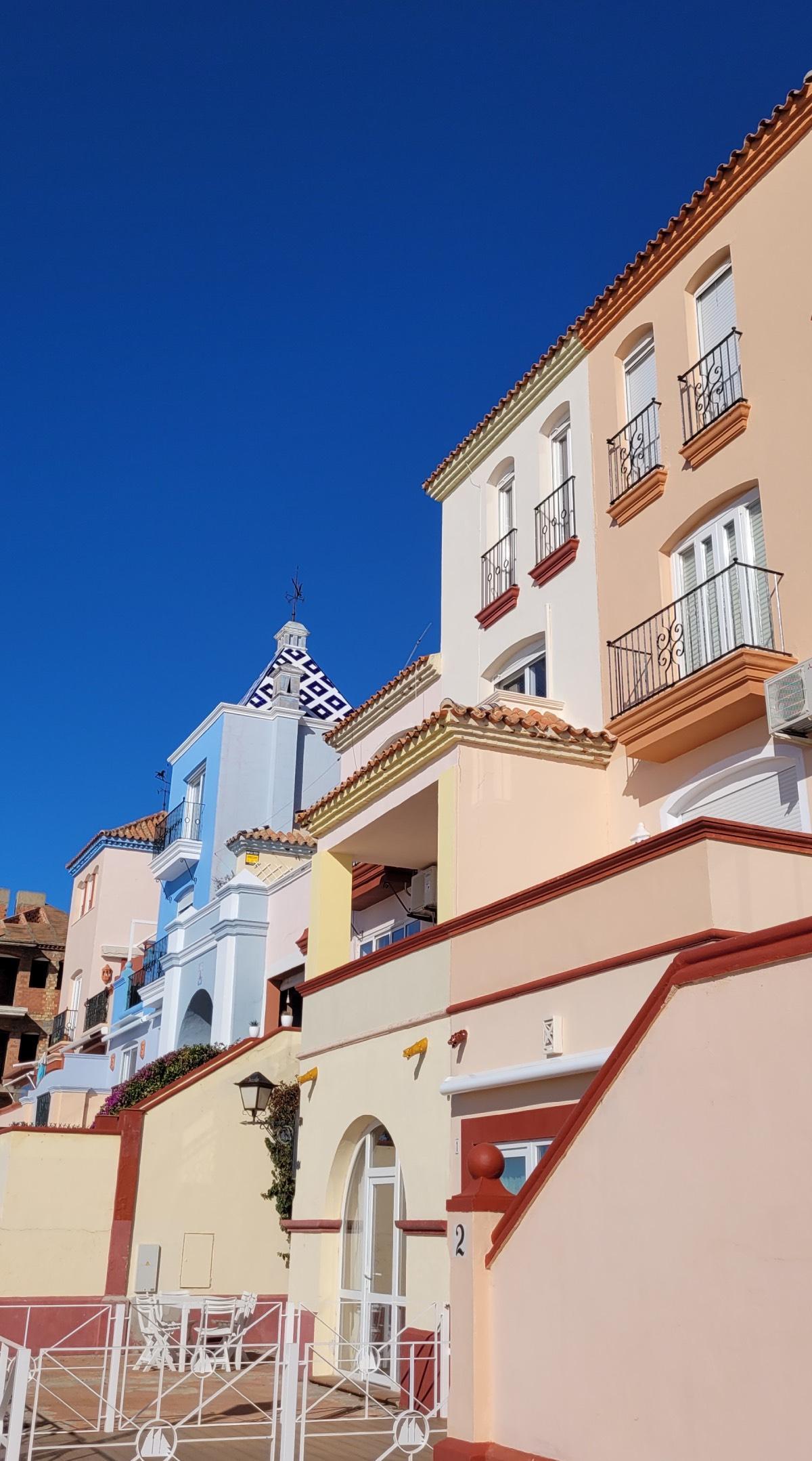 Las casas de colores de Puerto Sherry, en El Puerto de Santa María (Cádiz)