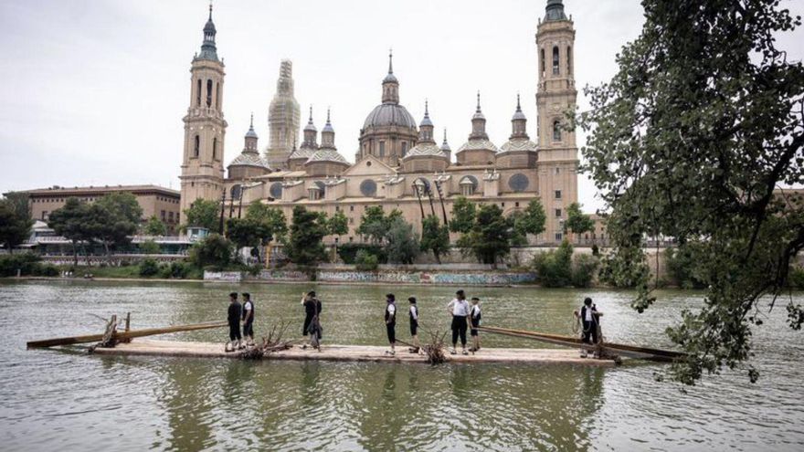 Los navateros a su paso frente al Pilar de Zaragoza. | MIGUEL ÁNGEL GRACIA