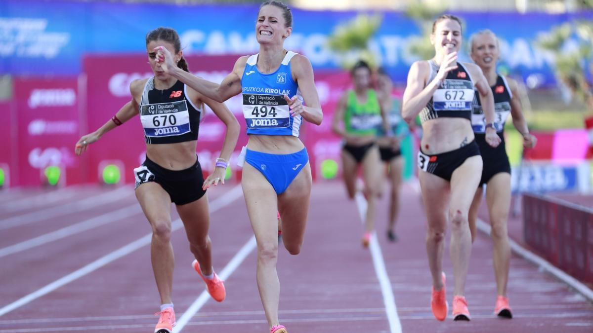 Daniela García (izquierda) entra segunda en la final de los 800 metros