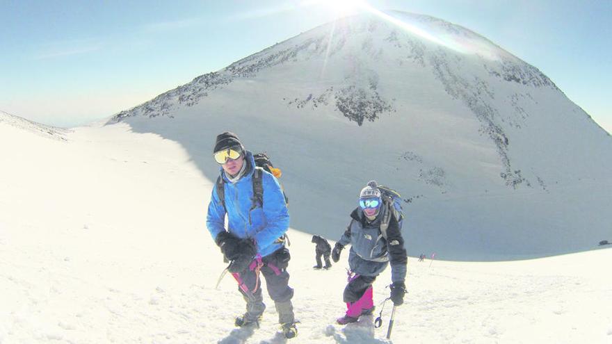 Tapi Carreras i Quim Carreras a punt d&#039;aribar al cim de l&#039;Elbrus · Jordi Calmet