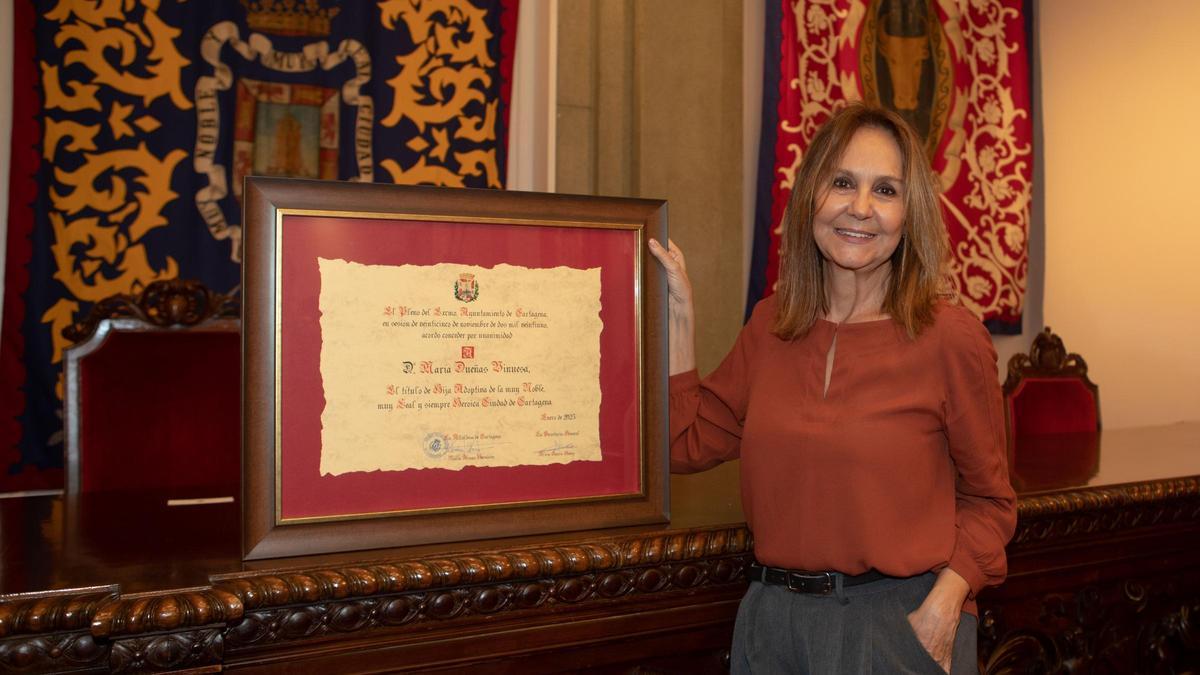 María Dueñas posa junto al diploma que la conmemora como HIja Adoptiva de Cartagena