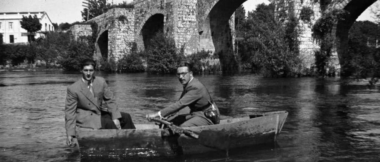 Una barca navega por el Ulla con el puente como telón de fondo. // Fondo fotográfico Manuel Castro Vilar