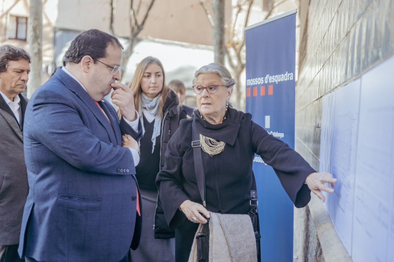 El 'conseller' d'Interior y la arquitecta del proyecto ante el plano de la futura comisaría de Sant Martí