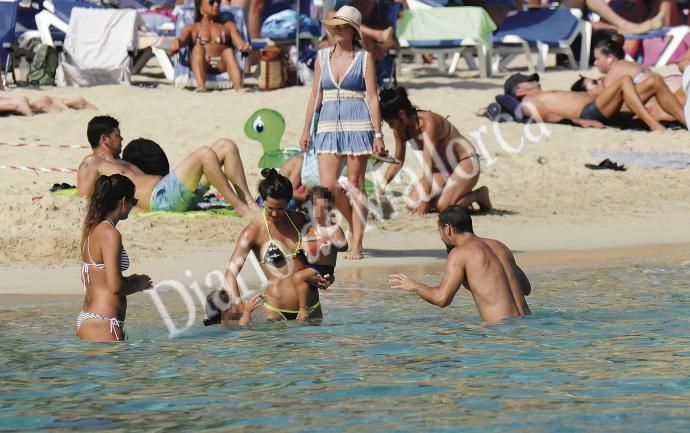 Malena Costa y Mario Suárez disfrutaron de Mallorca con la familia. La modelo mallorquina y el futbolista, que acaba de renovar con el Rayo Vallecano, visitaron a finales de junio una playa de Calvià junto a sus hijos y amigos.