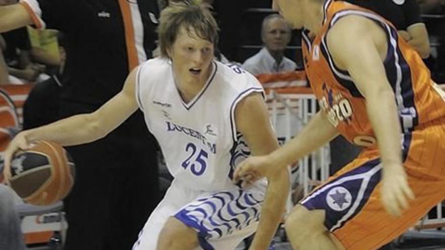 Kyle Singler, con Vidorreta al fondo, en un Alicante-Valencia.