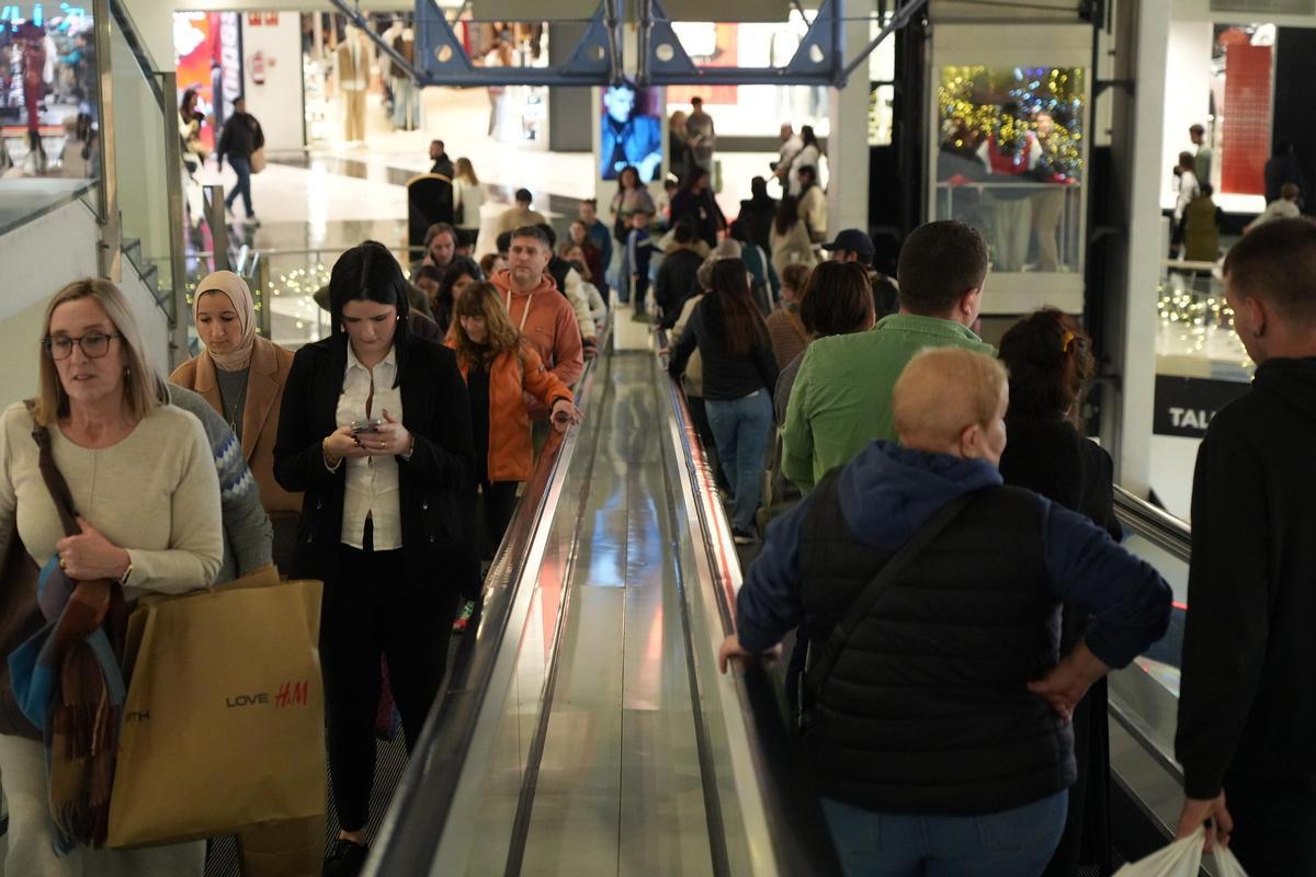 Gente de compras en el Centro Comercial Salera de Castellón.