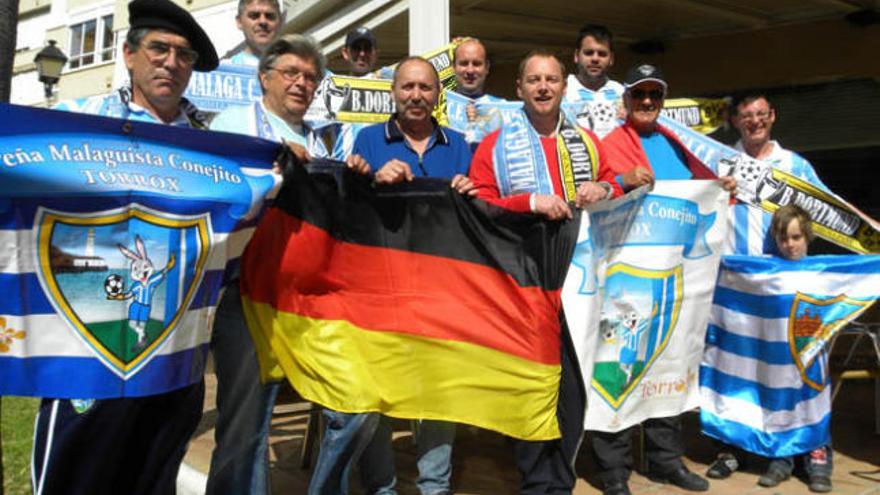 Miembros de la Peña Malaguista Conejito de Torrox.