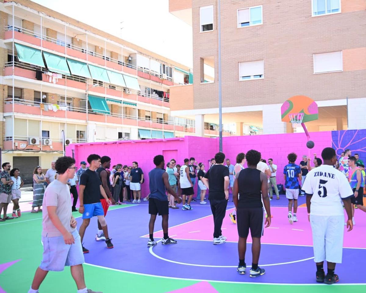 Las pistas, dos de 3x3 y              una de 5x5, son una obra de arte del colectivo                     Hoops Outside.