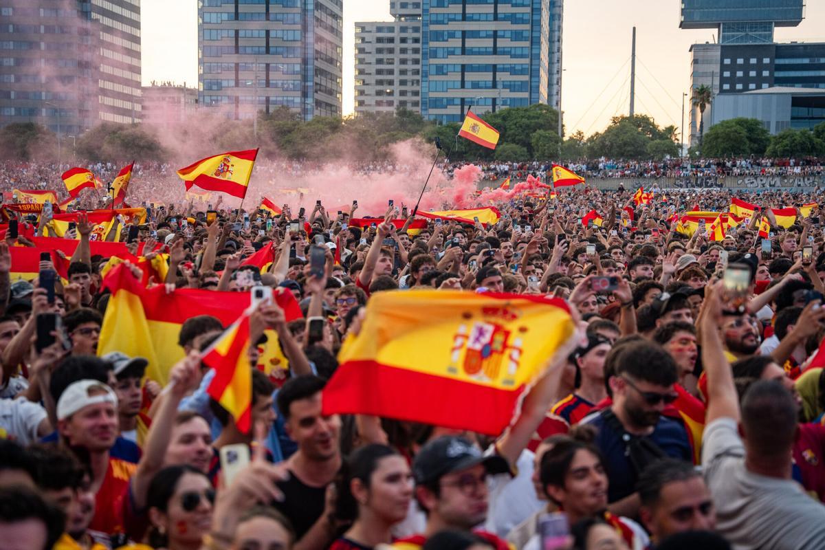 Aficionados de la selección española y de la selección argentina siguen la final del Mundial 2026 en la pantalla gigante situada en la Plataforma Marina del Fòrum