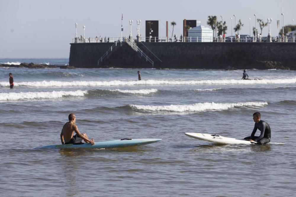 Jóvenes de salvamento en la playa