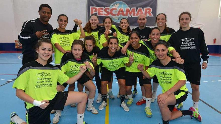 La plantilla del Poio posa antes de comenzar el entrenamiento de ayer, último antes de la Copa. // G. Santos