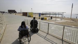 Personas con discapacidad en una playa de Barcelona