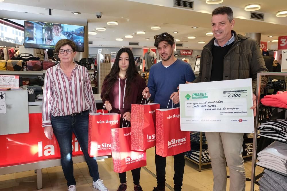 El ganador de la campaña de Navidad de la Pimeef gasta el premio en ropa, una cocina y viajes