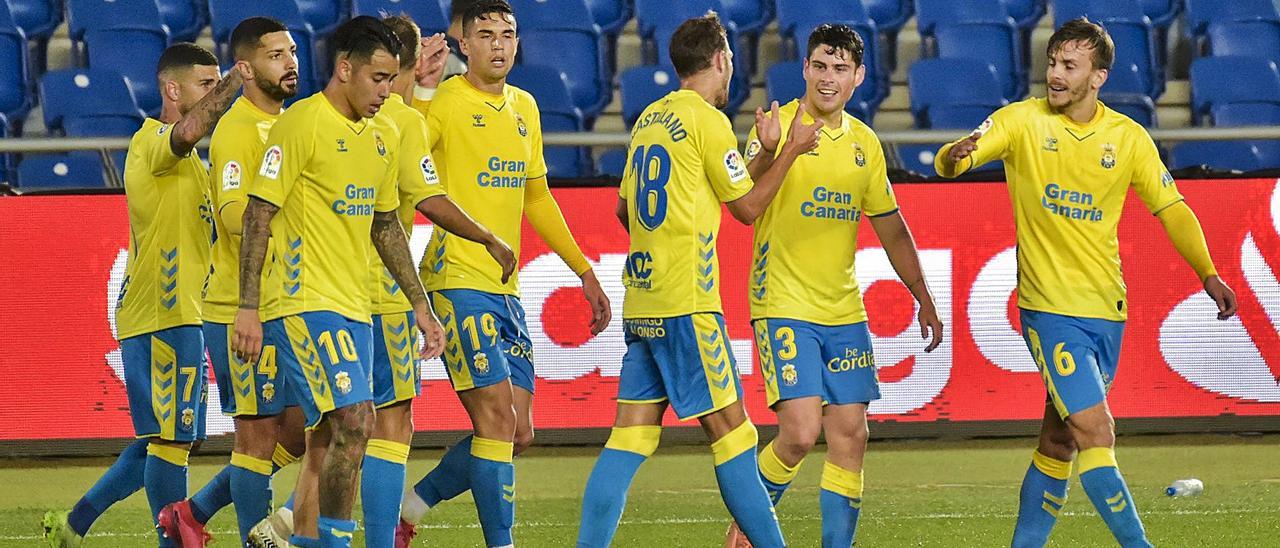 Los jugadores de la UD Las Palmas celebran el gol de Sergio Ruiz frente al CD Leganés, en la última victoria amarilla ante un ‘grande’, el 24 de enero. | | ANDRÉS CRUZ