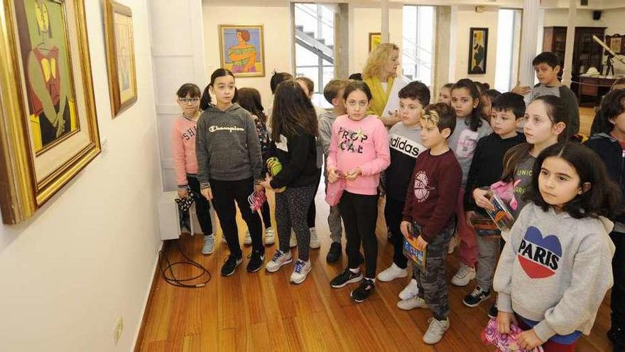 Clase práctica de arte en el Museo Ramón Aller. La exposición que alberga el Museo Ramón Aller hasta el 13 de marzo con obras inéditas de Maruja Mallo y Luis Seoane recibió ayer la visita de escolares de Primaria del CEIP Xesús Golmar. El inmueble, igual que en anteriores ocasiones, muestra así su función didáctica a la hora de difundir el arte entre las generaciones más jóvenes, puesto que no es la primera vez, ni será la última, que recibe a estudiantes. Bernabé/Javier Lalín