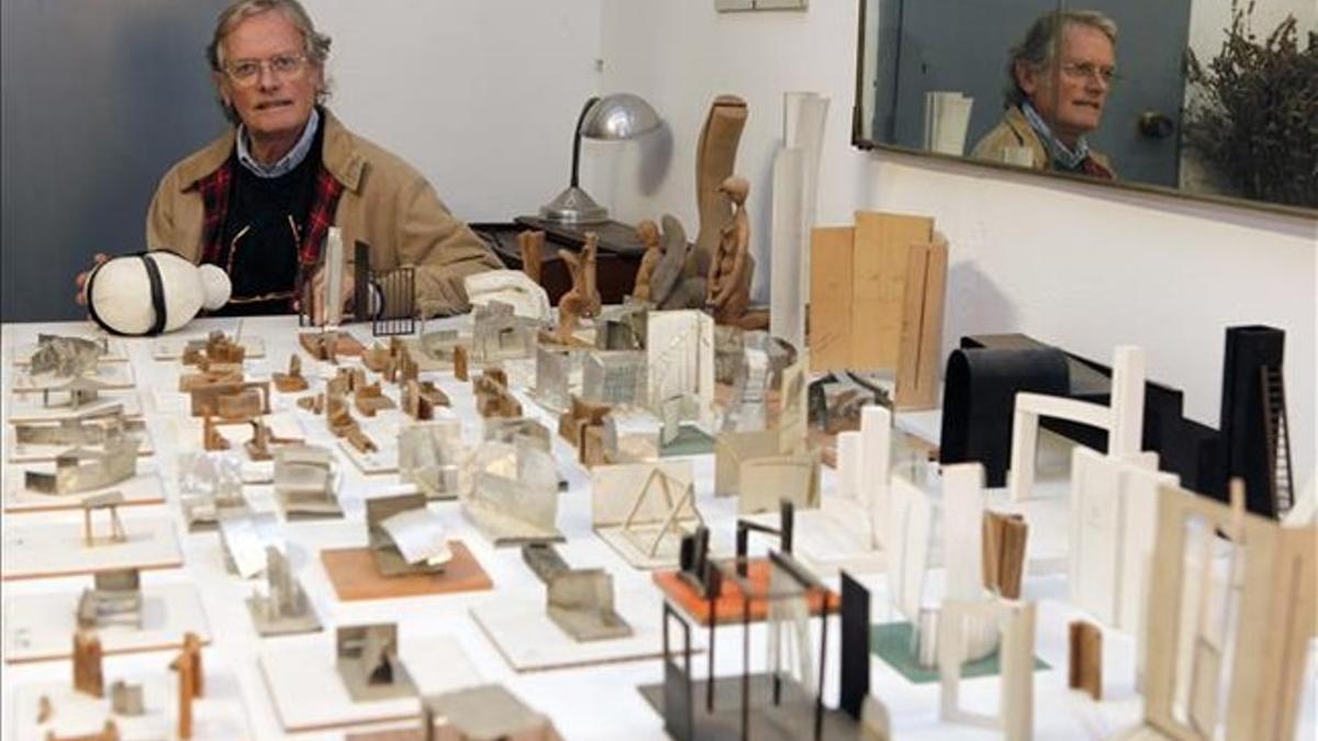 Agustí Roqué, junto a las maquetas de alguns de las esculturas que ha realizado durante su carrera.