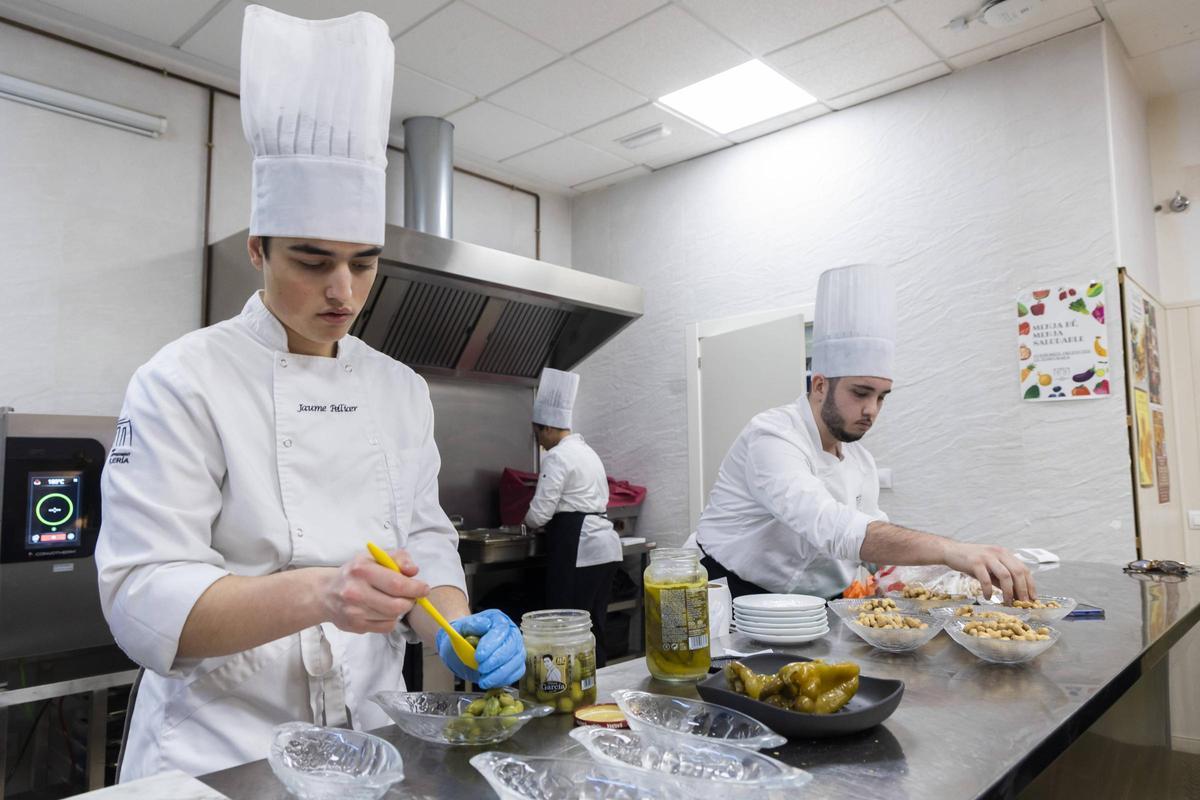 Jaime Pellicer i Sergio López, alumnes de 2n del Grau Superior d'FP de Direcció de Cuina preparant el ‘gasto’ de l'esmorzar.
