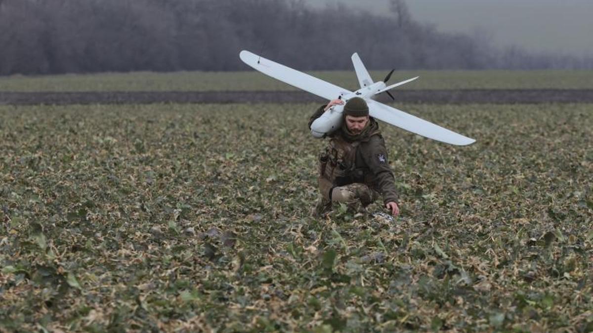 Un militar ucraniano porta un dron cerca del frente en Zaporiya.