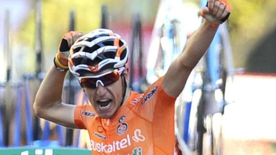 Igor Antón celebra efusivamente su victoria en la etapa al cruzar la meta ayer en Bilbao.