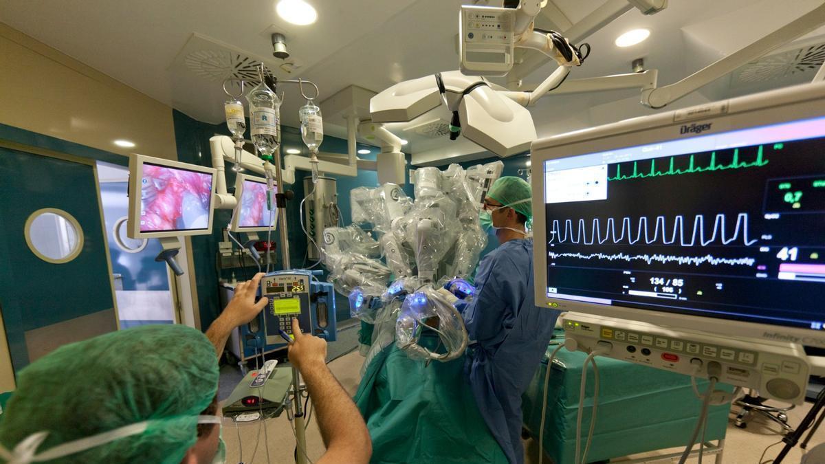 Dos médicos durante una intervención quirúrgica con el robot Da Vinci.