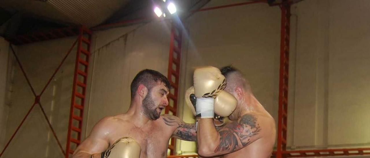 Alberto Tapia, a la izquierda, en un combate.