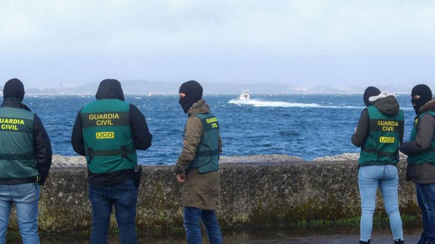 Agentes, ayer, en el puerto de Vilaxoán.   | // IÑAKI ABELLA