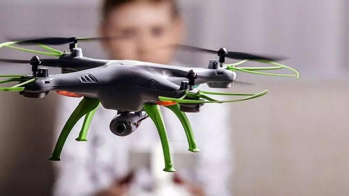 Un niño jugando con un dron de juguete.