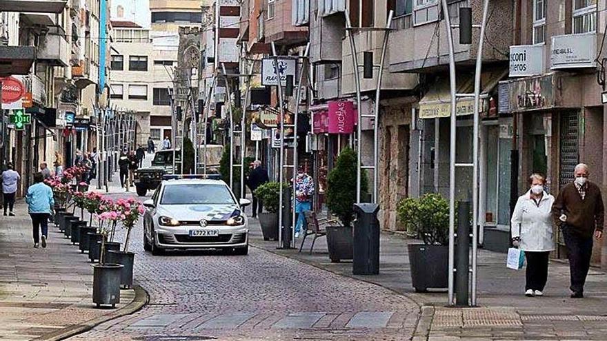 La Policía Local vigila el uso de la mascarilla en Porriño.